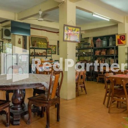 Vandhela Homestay Syariah Mitra Reddoorz Surabaia Exterior foto