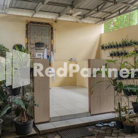 Vandhela Homestay Syariah Mitra Reddoorz Surabaia Exterior foto