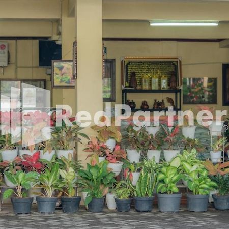 Vandhela Homestay Syariah Mitra Reddoorz Surabaia Exterior foto
