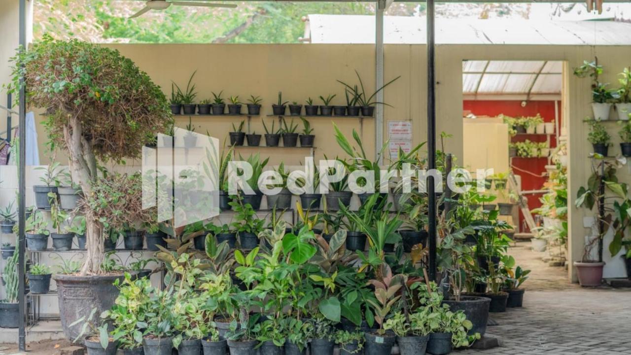 Vandhela Homestay Syariah Mitra Reddoorz Surabaia Exterior foto