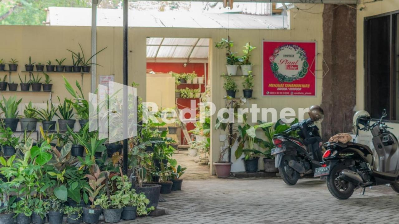 Vandhela Homestay Syariah Mitra Reddoorz Surabaia Exterior foto